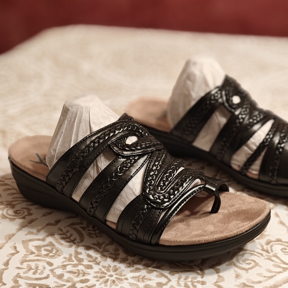 Yuu Shoes - Brand New Yuu Slip on Sandal